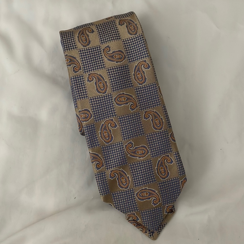 Mens tie looks handmade. Branded B.